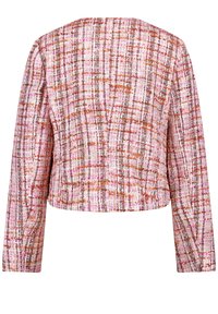 Texturierte rosa- und orangefarbene kurz geschnittene Jacke mit langen Ärmeln, die ein gewebtes Karomuster und ein gerades Rückendesign zeigt.