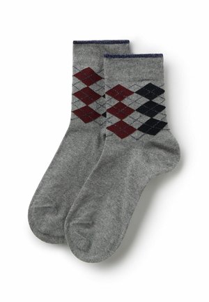 Paar graue Knöchelsocken mit roten und schwarzen Argyle-Diamantmustern nahe dem oberen Rand und dunkelblauem Saum an den Bündchen.