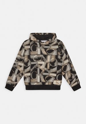 Schwarz-beige gemusterter Hoodie mit großen verzerrten Buchstaben und einem kleinen rechteckigen Logo-Patch nahe dem unteren Saum.