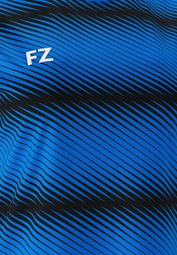 Blå prestationsskjorta med svarta och blå vågiga ränder. Har en vit "FZ"-logotyp på bröstet. Lätt, slät tygliknande kvalitet.