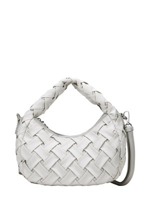 Bolso de mano blanco trenzado con forma redondeada, que cuenta con un asa gruesa de trenzado y una correa para el hombro desmontable; textura suave y hardware minimalista.