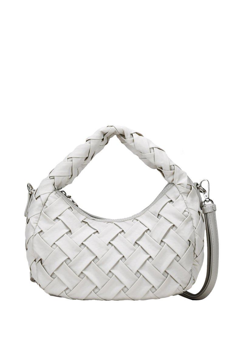 Bolso de mano blanco trenzado con forma redondeada, que cuenta con un asa gruesa de trenzado y una correa para el hombro desmontable; textura suave y hardware minimalista.