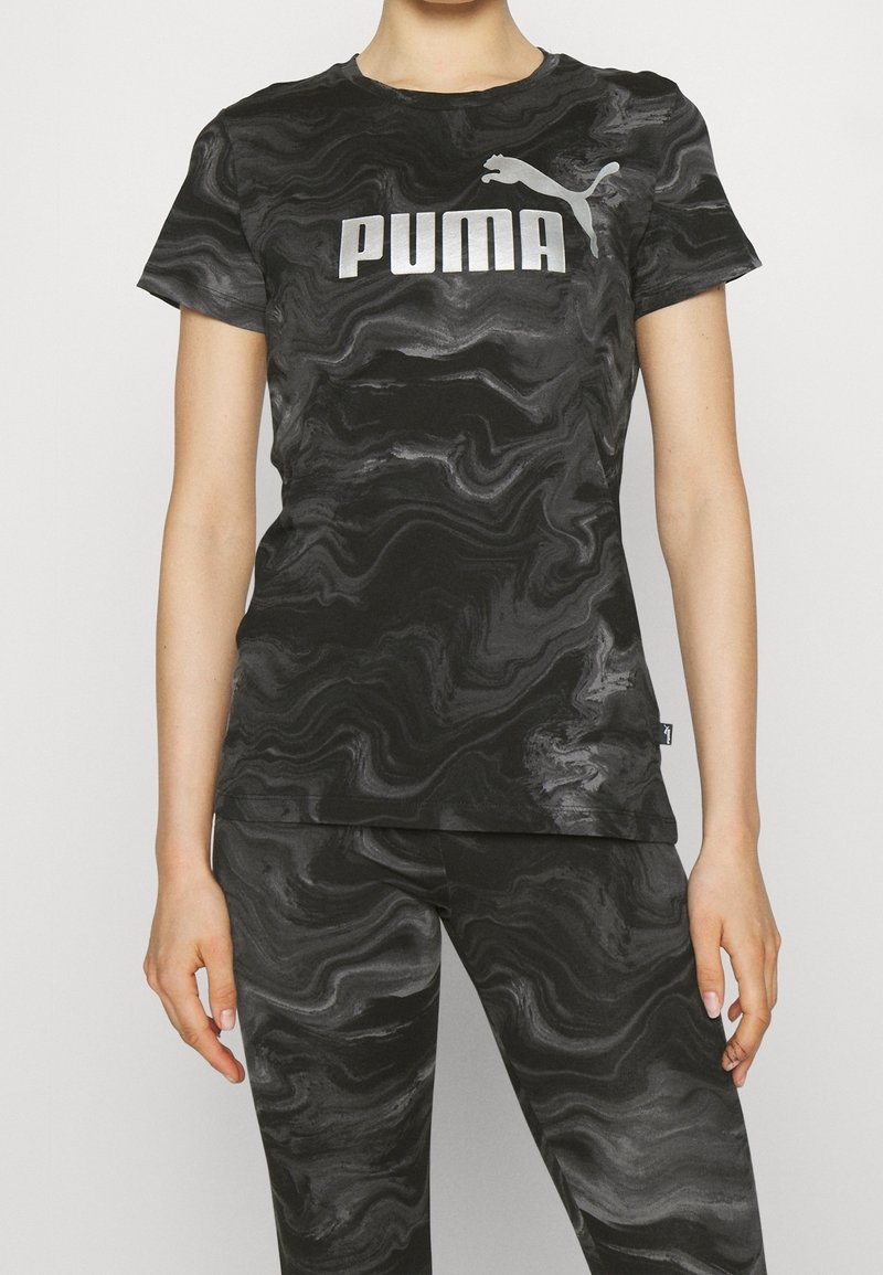 Camiseta deportiva de manga corta con patrón de mármol negro, que presenta un destacado logo plateado "PUMA" en el frente. Textura de tela estampada.