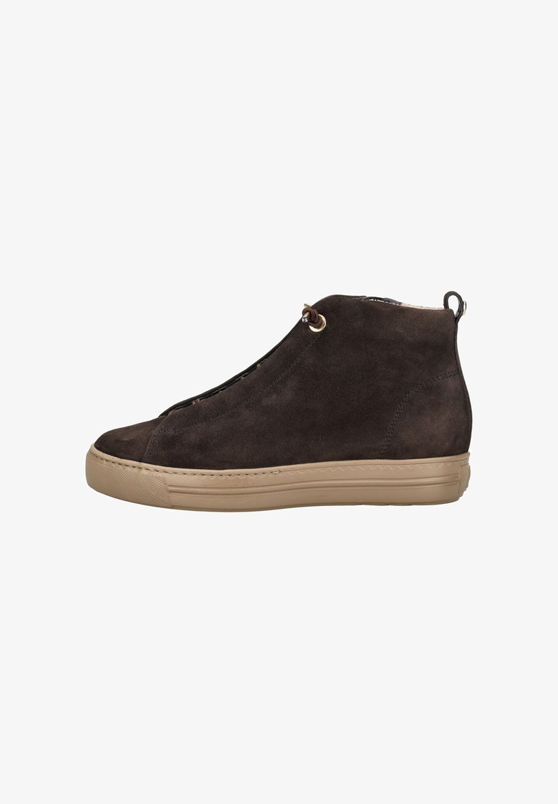 Bottines en suède marron avec une semelle en caoutchouc, dotées d'une fermeture éclair latérale, d'œillets dorés et d'une texture lisse.