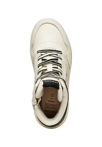 Sneaker bianco con tomaia in pelle perforata, dettagli neri e lacci bianchi e neri a contrasto. Presenta un collare imbottito e una soletta removibile.