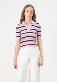 Ύφασμα πλεκτού με ρίγες, κοντά μανίκια και V-λαιμόκοψη, που διαθέτει οριζόντιες ρίγες σε ροζ, μπλε και καφέ σε ανοιχτό φόντο.