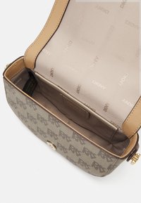 DKNY ECHO FLAP - Håndveske - cream/cappuccino