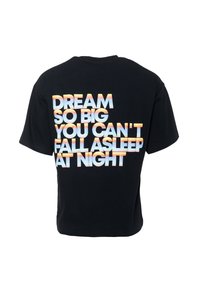 Černé bavlněné tričko s výrazným, vícebarevným textem: "SNIJ TAK VELKÉ, ABYSES VEČER NEMOHL USNOUT" na zadní straně. Uvolněný střih.