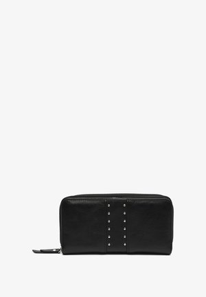 Cartera de cuero negro con una superficie texturizada, cierre de cremallera y una fila de tachuelas plateadas en la parte delantera para acentuar.