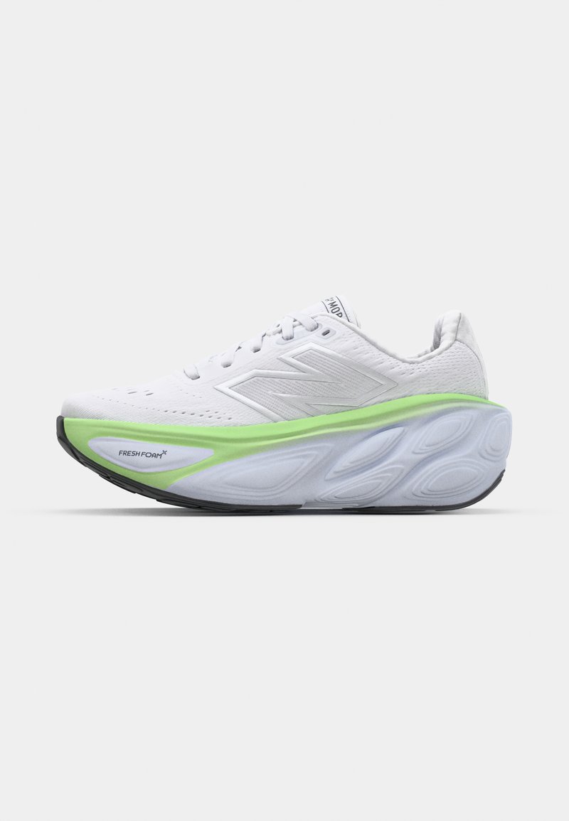 Chaussure de sport blanche avec une tige respirante, équipée d'une large semelle verte, d'accents texturés et d'une semelle extérieure en caoutchouc noir, étiquetée "FRESH FOAM."