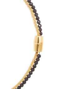 Sorte facetterede perler og gyldne strukturerede metaltråde skaber et lagdelt armbånd, der har en glat guldkrog med "BREIL"-branding.