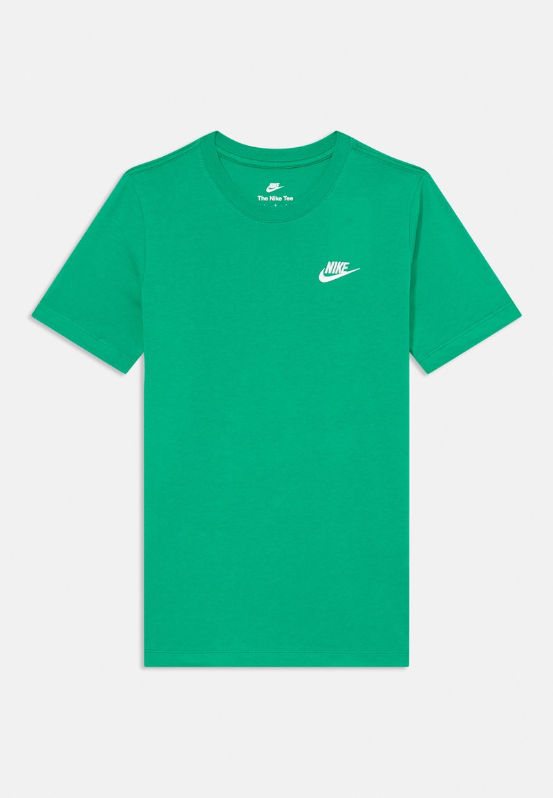 Roheline puuvillane T-särk, millel on ümar kaelus ja lühikesed varrukad. Külluslik valge Nike logo vasakul rinnaosal. Sujuv tekstuur.