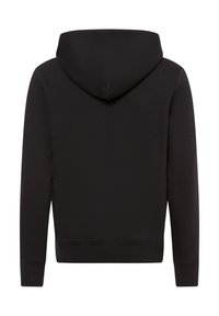 Sudadera con capucha negra, tejido suave, mangas largas, puños y dobladillo acanalados, textura lisa, sin patrones ni logotipos visibles.