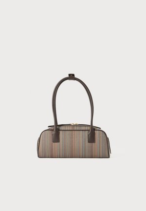 Borsa a strisce realizzata in tessuto con dettagli in pelle marrone. Ha una chiusura a zip e due manici resistenti per il trasporto.