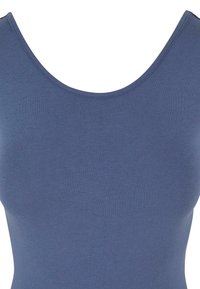 Body sans manches dans une teinte de bleu pâle, avec un col rond et un tissu lisse et extensible pour un design ajusté.