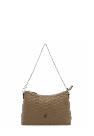 Borsa in pelle color tan con motivo a rombi trapuntato, tracolla in catena argentata e chiusura a zip. Presenta un piccolo logo sulla parte anteriore.