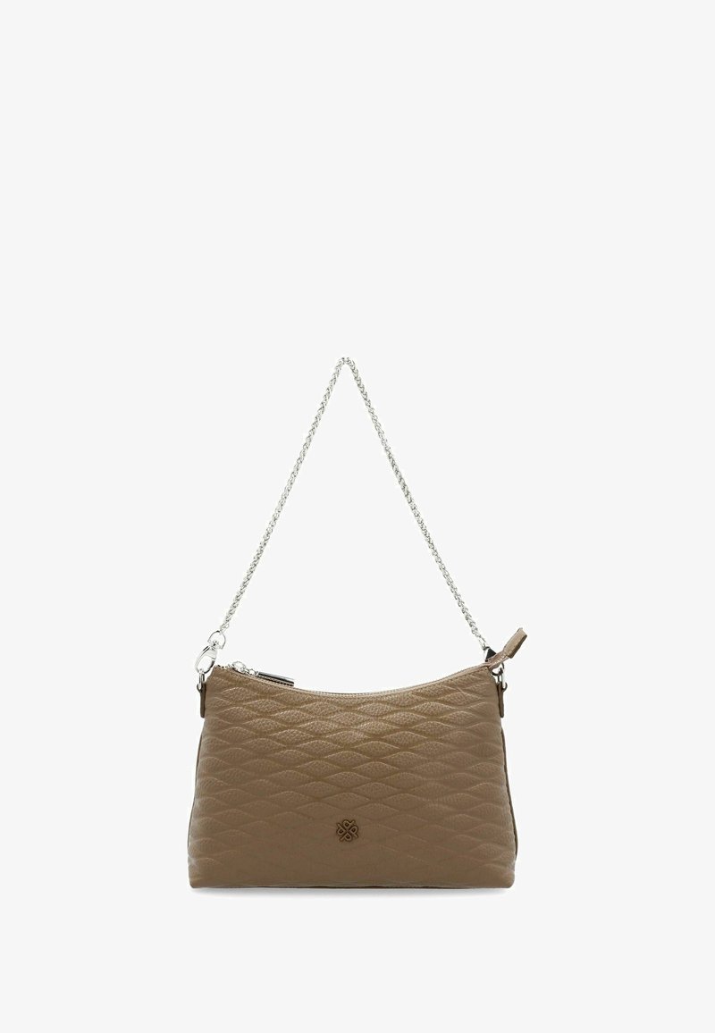 Tan leren tas met een geplooid diamanten patroon, zilveren kettingriem en ritsluiting. Bevat een klein logo aan de voorkant.