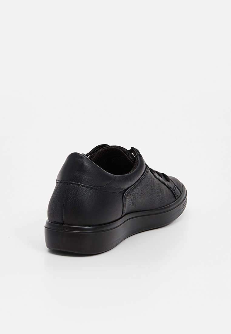 Schwarzer Ledersneaker mit glatter Textur, passgenauem Design, gepolstertem Fersenbereich und Gummisohle; verfügt über eine Schnürung für einen sicheren Sitz.