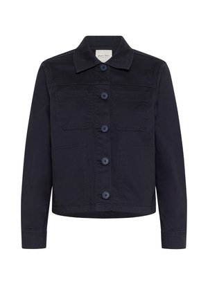 Donkerblauwe denimjas met een kraag, sluiting met knopen aan de voorkant, twee borstzakken en lange mouwen. Gladde textuur.
