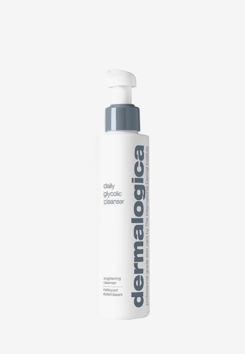 Flacon de Dermalogica Daily Glycolic Cleanser avec distributeur à pompe, emballage blanc, texte gris, étiqueté comme nettoyant éclaircissant.