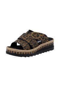 Sandale mule avec larges brides imprimées léopard, bordure en corde tissée, et semelle noire texturée avec une légère plateforme.