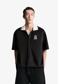 Bershka EMBROIDERED SHORT SLEEVE BOXY FIT - Overhemd - black