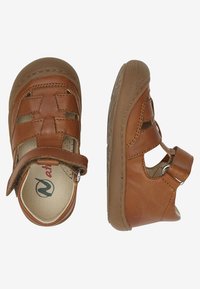 Bruna lädersandaler med remstängning, öppna sidor och texturerad gummisula. Har vävd design och slät finish.