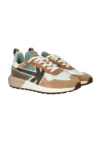 Scarpe con un mix di tessuto azzurro chiaro, camoscio marrone e dettagli verdi. Presentano una suola imbottita e decorazioni beige con una finitura testurizzata.