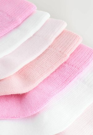 Fünf Paar Socken in verschiedenen Pink- und Weißtönen, gefertigt aus einem weichen, strukturierten Material, mit gerippten Bündchen und nahtlosen Zehen.