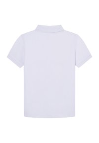 Camisa polo blanca de manga corta con cuello acanalado, vista desde la parte posterior sobre un fondo liso.