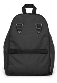 Mochila de tela negra con una textura suave, forma redondeada, asa superior reforzada y sujetadores de plástico para las correas. Se observa un bolsillo frontal con cremallera.