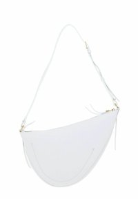 Sac d'épaule en cuir blanc en forme de croissant avec une bandoulière réglable et un zip en métal doré.