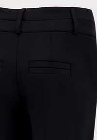 JE M'APPELLE TRAVEL - Chino - zwart