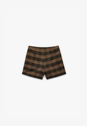 Pantalones cortos a cuadros marrones y verde oscuro con rayas horizontales y una textura suave. Presentan un diseño ajustado y un corte recto.