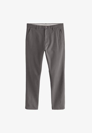 Gerade geschnittene graue Hose mit Knopf- und Reißverschluss, Gürtelschlaufen und vorderen Seitentaschen auf weißem Hintergrund.