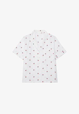 Kortarmig wit shirt met een rood kersenpatroon, met een knoopsluiting aan de voorkant en een enkele borstzak. Lichtgewicht, ademende stof.