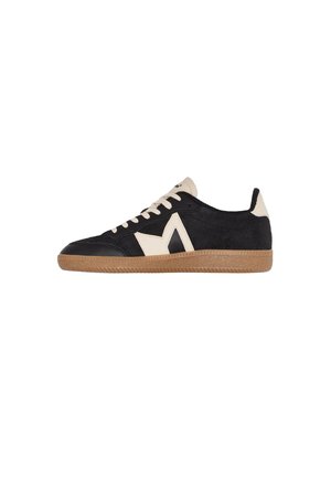 Sneaker nera bassa con lacci e dettagli crema, suola in gomma e una grande "M" crema cucita sul lato.