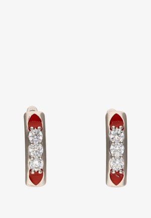Srebrne kolczyki z trzema przejrzystymi kamieniami w rzędzie, otoczone czerwonymi detalami emaliowanymi, o smukłej prostokątnej formie.