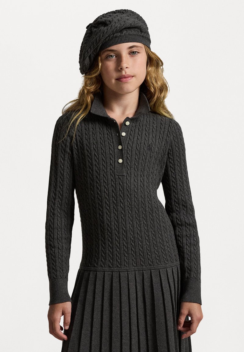 Vestido gris de punto con cuello tipo solapa, que presenta un patrón de trenzas y una falda acampanada. Acompañado por una boina texturizada a juego.