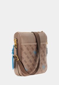 Borsa a tracolla sintetica marrone con accessori in oro, accenti blu del logo e una tracolla marrone. Presenta una superficie testurizzata e una chiusura a zip.