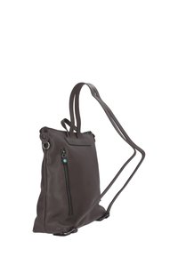 Borsa di pelle marrone con superficie testurizzata, manico superiore e spallacci regolabili, con tasca frontale con cerniera e un delicato accento blu.