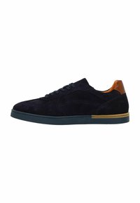 Marine blauwe suède sneakers met een gestructureerde afwerking, vetersluiting, tan leren hielaccent en een lichtgekleurde tussenzool.
