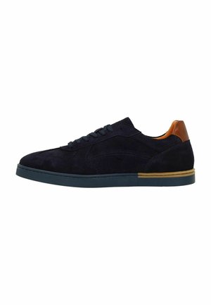Baskets en daim bleu marine avec une finition texturée, un design à lacets, un accent en cuir tan au niveau du talon et une semelle intermédiaire de couleur claire.