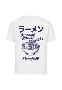Bílé tričko s modrou grafikou misky na ramen, hůlkami a textem: "ラーメン Japanese Ramen Slurp Away." Jednoduchý design, neformální styl.