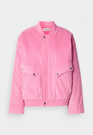 Giubbotto bomber di velluto a coste rosa con colletto alto, bottoni a pressione e due tasche frontali. Tessuto testurizzato e vita elastica.