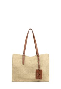 Borsa a rete intrecciata in paglia di colore naturale con due manici in pelle marrone e un'etichetta in pelle marrone rimovibile. Superficie testurizzata con linee orizzontali.