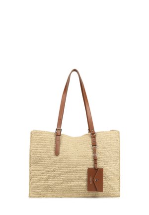 Sac de plage en paille tissée de couleur naturelle avec deux bandoulières en cuir marron et une étiquette en cuir marron amovible. Surface texturée avec des lignes horizontales.