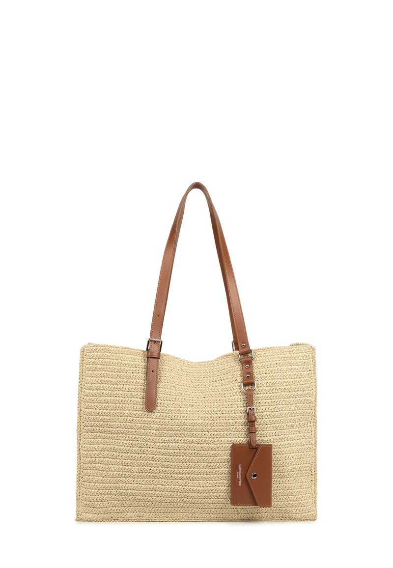 Borsa a rete intrecciata in paglia di colore naturale con due manici in pelle marrone e un'etichetta in pelle marrone rimovibile. Superficie testurizzata con linee orizzontali.