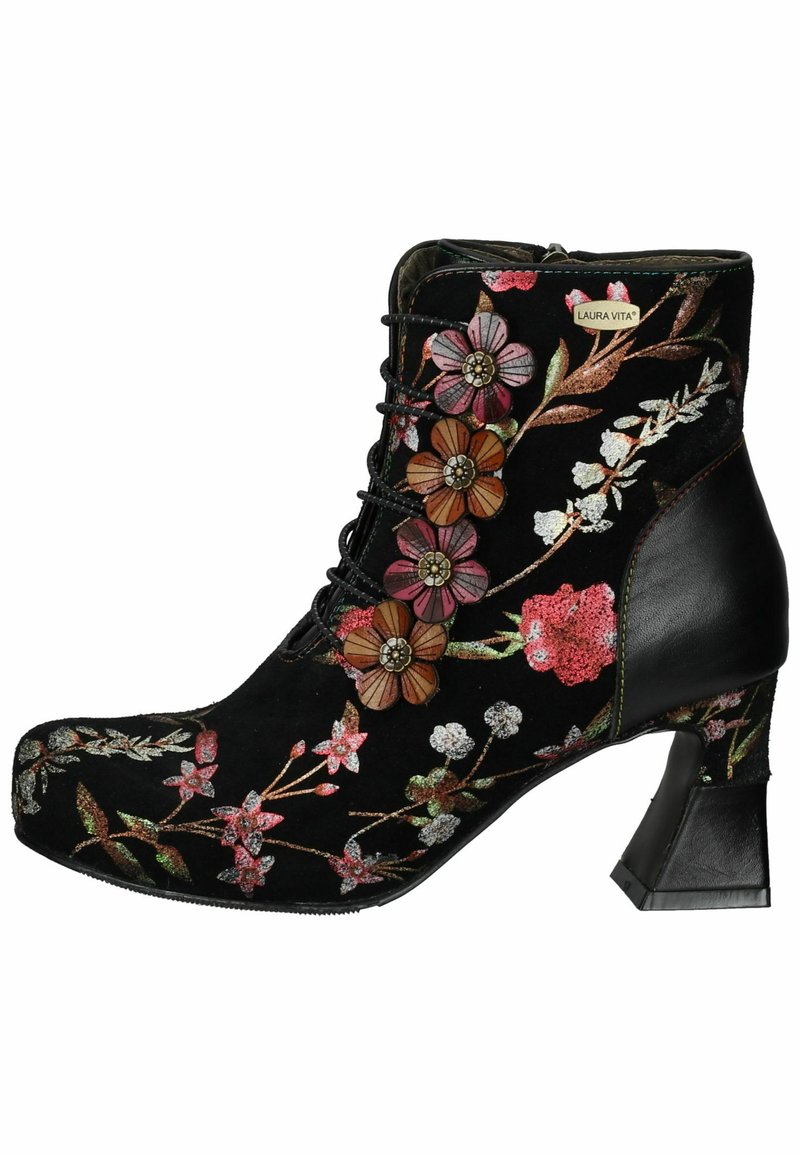 Bota de tobillo de ante negro con bordado floral en tonos de rosa, rojo y blanco. Presenta un cierre con cordones en la parte delantera y un tacón cuadrado.