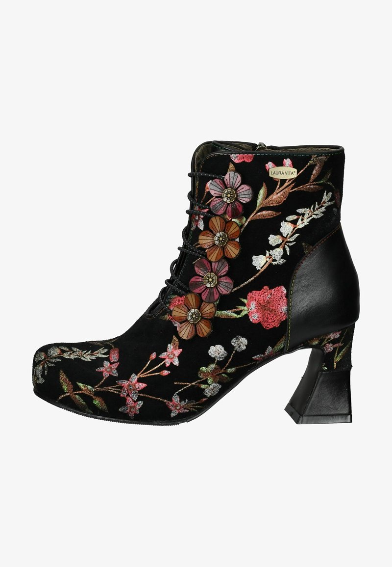 Czarne zamszowe botki za kostkę z haftem kwiatowym w odcieniach różu, czerwieni i bieli. Posiadają sznurowanie z przodu oraz blokowy obcas.